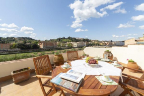 Lungarno attic with private terrace and lift, Florence